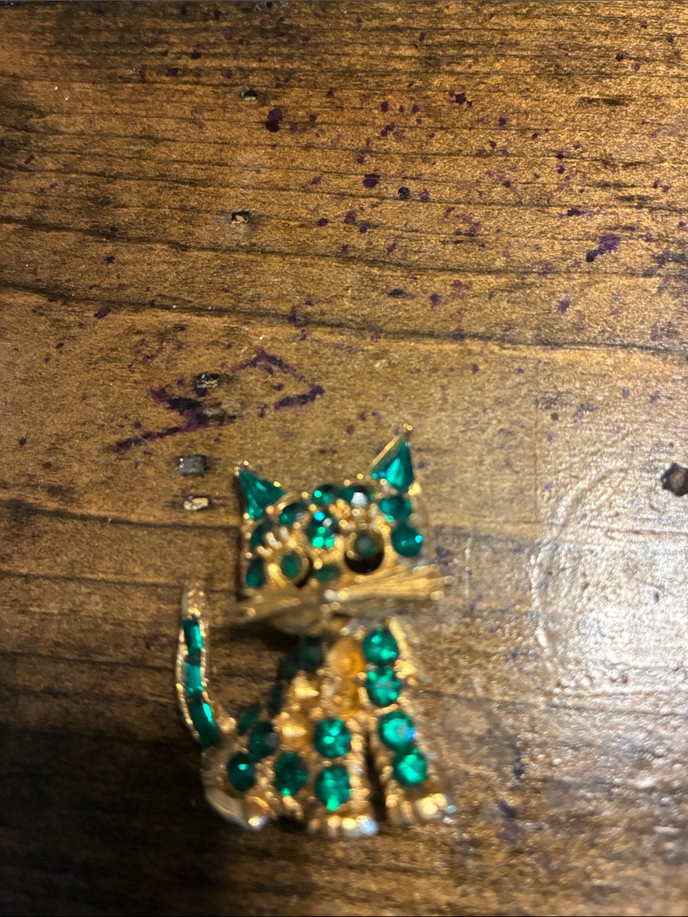 Gold-Tone Green Crystal Cat Brooch - Elegant Pet Jewelry Accent